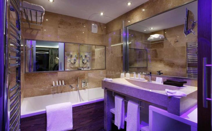 Koh-I Nor Hotel, Val Thorens, Bedroom Bathroom